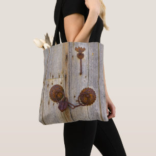 Vintages, altes Bügelschloss an einer Holztür .. Tasche