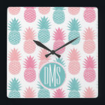 Vintages Ananas-Muster | Monogramm Quadratische Wanduhr<br><div class="desc">Tropisches Obst | Multicolor-Ananas-Muster. © und ® Bigstock® - Alle Rechte vorbehalten.</div>