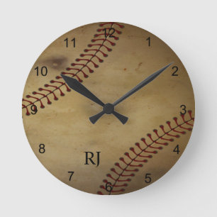 Vintages Baseball mit Monogramm Runde Wanduhr