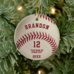 Vintages Baseball-Stitching-Foto Personalisiert Keramik Ornament<br><div class="desc">Ideal für den Baseballspieler, Coach oder Fan, den Sie kennen. Personalisieren Sie Ihre Bestellung mit Namen, Jersey-Nummer, Teamname oder anderem Text und dem Gedenkjahr auf der Vorderseite und einem optionalen Foto auf der Rückseite für zweiseitige Ornamenstile. FOTO TIPP: Wählen Sie vor dem Hochladen ein Foto mit dem Thema in der...</div>