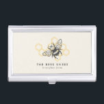 Vintages Bienenlogo Rustic Honeybeeper Visitenkarten Dose<br><div class="desc">Vintages Bienenlogo Rustic Honeybee Beekeeper Business Card Case. Dieses trendige Design zeichnet sich durch eine schwarze Honigbiene vor einem gelben Wabenhintergrund aus. Das perfekte Apartmentdesign für ein Imkergeschäft.</div>