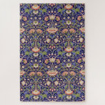 Vintages Blumenmuster, William Morris<br><div class="desc">William Morris (24. März 1834 - 3. Oktober 1896) war ein britischer Textilingenieur, Dichter, Romanautor, Übersetzer und sozialistischer Aktivist, der mit der British Arts and Crafts Movement assoziiert ist. Er trug maßgeblich zur Wiederbelebung der traditionellen britischen Textilkunst und -methoden bei. Seine literarischen Beiträge trugen dazu bei, das moderne Fantasy-Genre zu...</div>