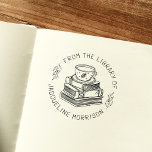 Vintages Buchzeichen für persönliche Bibliothek Gummistempel<br><div class="desc">Ein Vintages und gemütliches Buchzeichen Gummi Briefmarke Design aus Holz. Diese Briefmarke zeigt eine handgezeichnet Abbildung eines Tee- oder Kaffeetassen auf einem Bücherstapel, aber keine Sorge, es gibt einen Untersetzer, der die Bücher vor der Hitze schützt! Rund um die Außenseite der Abbildung "aus der Bibliothek von" und Ihr individuelle Name...</div>