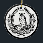 Vintages Buchzeichen Keramik Ornament<br><div class="desc">Vintages Schwarz-Weiß-Owl und Book Buchzeichen Grafikdesign. Großartiges Design für Leser jeden Alters. Ideal als Geschenk für einen Buchen Club Urlaub Geschenk Austausch oder Geburtstag. Geben Sie Ihren Lieblingsbuchliebhabern,  Bibliothekar,  Lehrer,  Schüler,  Buchklubmitglied einen. Kann als Thema für Hochzeiten,  Jahrestage,  Duschen und Geburtstage verwendet werden.</div>