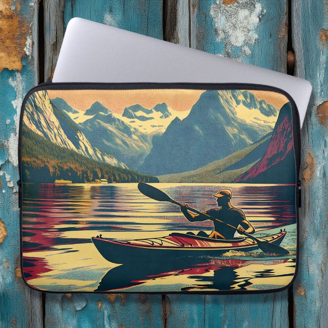 Vintages Camping Scene Man Kayaking Laptopschutzhülle (Von Creator hochgeladen)