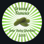 Vintages Dill Pickles Canning Label Runder Aufkleber<br><div class="desc">Dies ist ein cooles Retrostil-Aufkleber für Konservendosen! Es ist mit grünen und weißen Sonnenstrahlen bedeckt, die von der Mitte des Raumes ausgehen, wo es eine frische Hakenkorken gibt. Der Text ist in einem coolen Retro-Schriftart und lautet: Grannys berühmtes Sour Baby Gherkins 20XX. Sie können den Namen wie in Oma verlassen...</div>