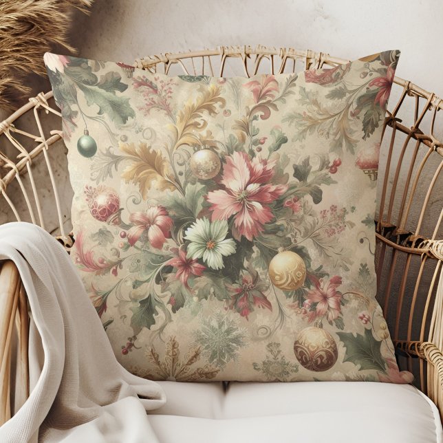 Vintages elegantes Weihnachtskissen mit Blumenmust Kissen (Vintage Elegant Floral Christmas Throw Pillow in a boho rattan armchair.)