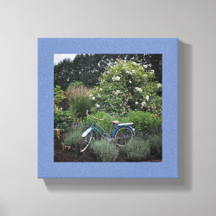 Vintages Fahrrad im Garten Leinwanddruck