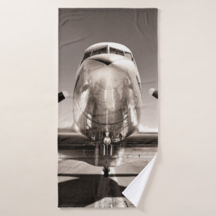 Vintages Flugzeug auf der Piste Badehandtuch