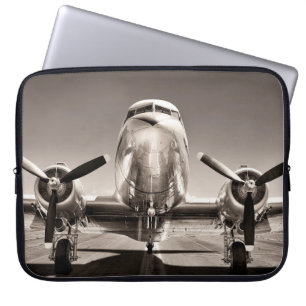 Vintages Flugzeug auf der Piste Laptopschutzhülle