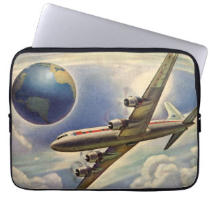 Vintages Flugzeug, das in Wolken um die Welt flieg Laptopschutzhülle