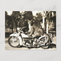 Vintages Foto des Polizeibeamten auf Motorradpumpe