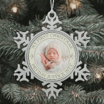 Vintages Foto meines ersten Weihnachtsjunges Schneeflocken Zinn-Ornament<br><div class="desc">Feiern Sie mit einem Foto rund um das Metall-Schneeflocken Weihnachtsschmuck eine ganz besondere Freude an der Urlaubssaison. Ein geschlechtsneutrales Design ist für einen neuen Baby oder ein neues Mädchen geeignet. Aufnahme und Bild auf dieser Vorlage sind einfach zu personalisieren. Das Zitat "Mein erster Weihnachten" ist leicht zu ändern, falls das...</div>