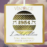 Vintages Gold von 1954, 70. Geburtstag Ornament Aus Metall<br><div class="desc">Schönes und einzigartiges 70. Geburtstagsgeschenk für geborene im Jahr 1954. Vintage 1954 Diskokugel in Gold und die Inschrift limitiert Auflage. Zwei personalisierbare Textausdrücke auf Vorder- und Rückseite für kundenspezifische Glückwünsche oder Gruß.</div>