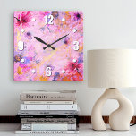 Vintages goldfarbenes, florales Aquarell romantisc Quadratische Wanduhr<br><div class="desc">Kühne, weiße, leicht lesbare Ziffern, sowie rosa, lila und blaue Aquarellfarben-Blume überlagern das goldene Drehbuch auf einem prächtigen, rosa, lila und goldfarbenen Hintergrund. Genießen Sie Ihr Lieblingszimmer mit dieser eleganten, atemberaubenden und stilvollen Wanduhr. Ihre Wahl einer rund oder quadratisch gedrehten Uhr. Macht eine wunderbare, elegante Aussage in Ihrer Zuhause! Sie...</div>