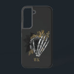 Vintages Gotisches Schwarz-Gold-Blütenskelett Samsung Galaxy Hülle<br><div class="desc">Whimsical Vintage monogramm gothische Handy Gehäuse mit schwarzen und goldenen Rose in einer Skeletthand.</div>