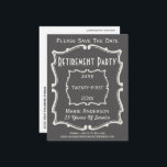 Vintages, grau-weiß Save the Date Party für die Al Ankündigungspostkarte<br><div class="desc">Alte Vintage Schilder inspirierte mir,  einige meiner Designs zu kreieren. Dieses elegante Design besticht durch einen antiken,  Vintagen Typografiestil,  der sich perfekt für eine Save the Date Ruhekarte eignet. Laden Sie Ihre Familie und Freunde zu einer Ruhestagsfeier Save the Date. Klassische,  grau-weiße Farben.</div>