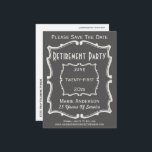 Vintages, grau-weiß Save the Date Party für die Al Ankündigungspostkarte<br><div class="desc">Alte Vintage Schilder inspirierte mir,  einige meiner Designs zu kreieren. Dieses elegante Design besticht durch einen antiken,  Vintagen Typografiestil,  der sich perfekt für eine Save the Date Ruhekarte eignet. Laden Sie Ihre Familie und Freunde zu einer Ruhestagsfeier Save the Date. Klassische,  grau-weiße Farben.</div>