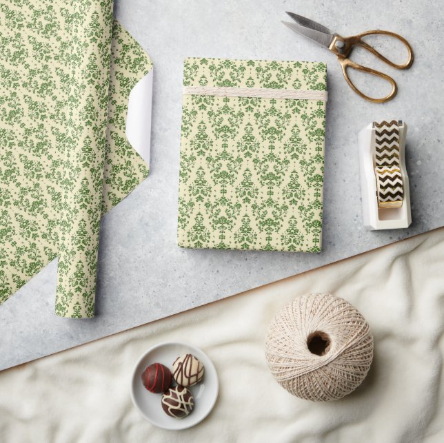 Vintages Green Damask Muster auf hellbeige Geschenkpapier (Kunsthandwerk)