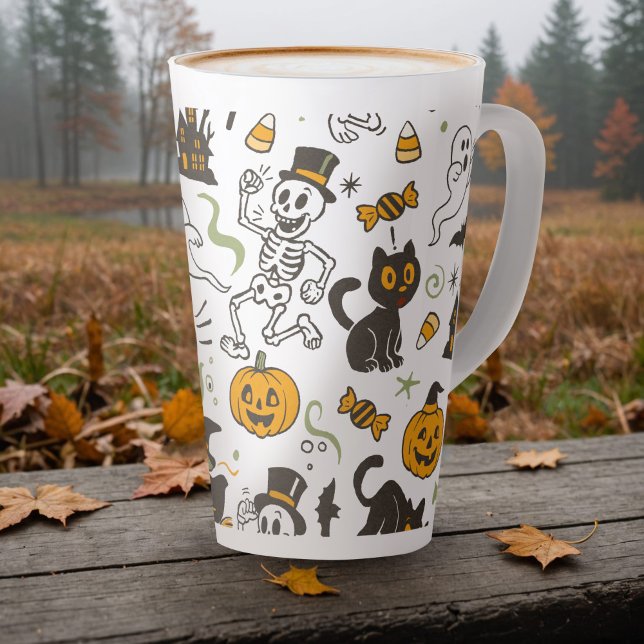 Vintages Halloween Retro Skelly Hexenkürbiskuchen Milchtasse (Retro Halloween mug with charming midcentury-style spooks and cozy, pumpkin-spiced vibes.)