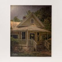 Vintages Holzhaus mit Veranda am sonnigen Tag