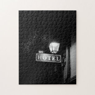 Vintages Hotelschild, Straßenbeleuchtung und viel 