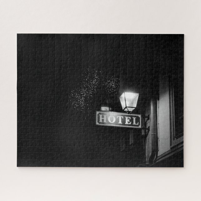 Vintages Hotelschild, Straßenbeleuchtung und viel  (Horizontal)