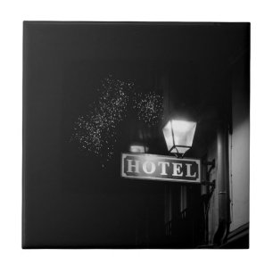 Vintages Hotelschild, Straßenbeleuchtung und viel Fliese