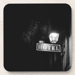 Vintages Hotelschild, Straßenbeleuchtung und viel Getränkeuntersetzer