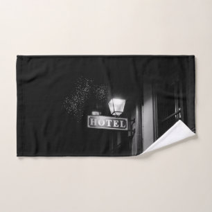Vintages Hotelschild, Straßenbeleuchtung und viel Handtuch