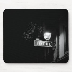 Vintages Hotelschild, Straßenbeleuchtung und viel Mousepad