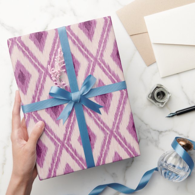 Vintages Ikat-lila Muster. Geschenkpapier (Schenken)