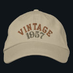 Vintages Jahr bestickte Baseballkappe<br><div class="desc">Passen Sie diese bestickte Baseballkappe mit jedem Jahr an, das für Sie besonders ist. Egal ob Sie das Datum Ihres klassischen Fahrzeugs oder Ihr Geburtsjahr hinzufügen, jeder wird sicher wissen, dass es ein gutes Jahr war!</div>
