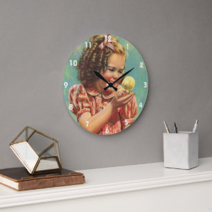 Vintages Kind, glückliches Lächeln, Mädchen mit Ba Große Wanduhr