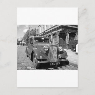 Vintages Kraftfahrzeug außerhalb eines englischen Postkarte