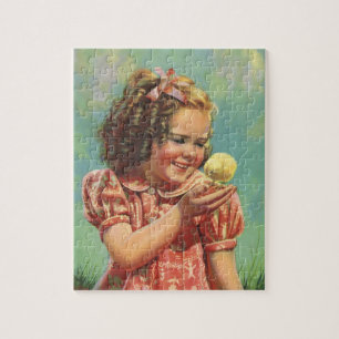 Vintages Mädchen mit Baby Chick, glückliches Kind