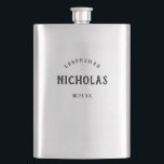 Vintages männliches | personalisiertes flachmann<br><div class="desc">Diese stilvolle,  klassische Blickflasche macht das perfekte Trauzeugegeschenk für Ihre Hochzeit! Sein Name erscheint im schwarzen,  Vintagen Arttext,  zusammen mit seinem Titel für die Hochzeit sowie das Datum,  denn ein Andenken,  die er Liebe wird.</div>
