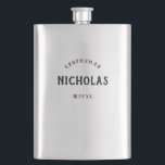 Vintages männliches | personalisiertes flachmann<br><div class="desc">Diese stilvolle,  klassische Blickflasche macht das perfekte Trauzeugegeschenk für Ihre Hochzeit! Sein Name erscheint im schwarzen,  Vintagen Arttext,  zusammen mit seinem Titel für die Hochzeit sowie das Datum,  denn ein Andenken,  die er Liebe wird.</div>