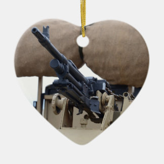 Vintages Maschinen-Gewehr und Rüstung Keramikornament