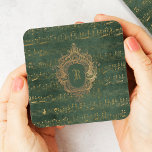 Vintages Monogram Wappen Music Manuskript Green Go Getränkeuntersetzer<br><div class="desc">Dieses elegante Vintage Design besticht durch goldfarbenes handgeschriebenes Notenmanuskript auf einem bedrückten,  dunkelgrünen und goldenen Hintergrund. Personalisieren Sie es mit Ihrem Monogramm Initial im Gotischen Schriftart Set von einem verzierten antiken Wappen Rahmen aus Gold.</div>