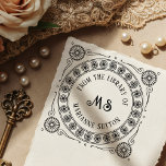 Vintages Monogramm-Buchzeichen "Aus der Bibliothek Gummistempel<br><div class="desc">Vintage "From the Library of" Monogram Buchzeichen Gummi Briefmarke. Dieses Ex-Libris-Design mit seinen komplexen Radmustern,  dem Scrollwork,  den personalisierten Monogramminitialen und dem Namen ist perfekt geeignet,  um eine künstlerische,  Vintage und eindeutig individuelle Touch zu schaffen. Ideal zum Erstellen benutzerdefinierter Buchzeichen.</div>