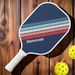 Vintages nautisches Blau Streifen mit Namen Pickleball Schläger<br><div class="desc">Der Vintage blaue Streifen mit Name Pickleball Paddle bringt einen erfrischenden maritimen Flair in Ihr Spiel mit seinen blauen Streifen, die die beruhigende Essenz des Ozeans. Dieses Paddel eignet sich perfekt für alle, die ein klassisches, aber stilvolles Ambiente schätzen. Es verbindet Vintagen Charme mit zeitgenössischer Drehung. Mit der individuell anpassbaren...</div>