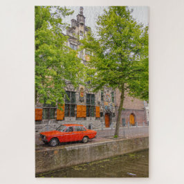 Vintages Orangenauto entlang eines Amsterdamer Kan