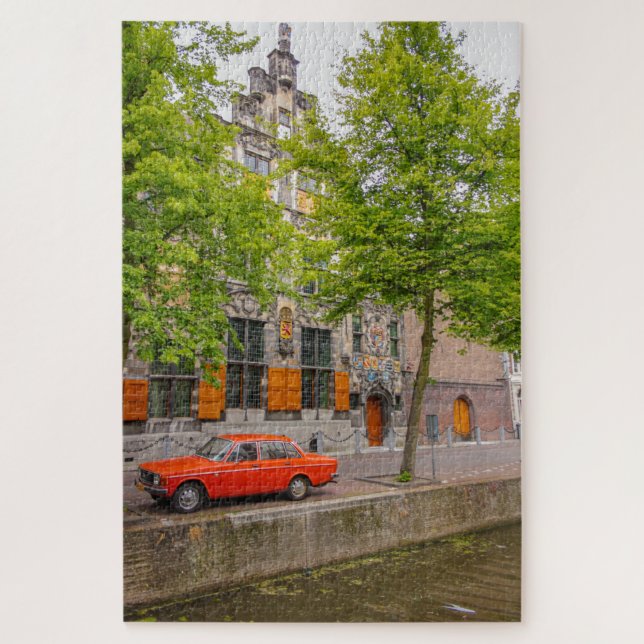 Vintages Orangenauto entlang eines Amsterdamer Kan (Vertikal)