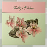 Vintages Orchid-Monogramm Fliese<br><div class="desc">Diese schöne pfirsichfarbene Vintage Illustration wird mit einem Farbblock aus Pfirsich und Oliven ausgeglichen. Das Bild stammt aus einer jahrzehntelangen botanischen Publikation, und es ist eine schöne Art, Vintage Kunst zu genießen. Ihr Name oder Ihre Botschaft ist in einem hübschen Drehbuch über die Spitze geschrieben. Stellen Sie sicher, dass Sie...</div>