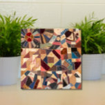 Vintages Patchwork Crazy Quilt Rustic Fliese<br><div class="desc">Fügen Sie Ihrem Zuhause mit diesem auffallenden Vintagen Patchwork den rustikalen Retro-Charme hinzu, ein verrückter Quilt-Muster Keramik. Ein kühnes, farbenfrohes geometrisches Design, das Ihren Küchenbacksplash oder -theke, Ihrem Bad, dem Kamin oder anderen gefliesten Raum eine sofortige Persönlichkeit verleiht. Auch macht ein tolles Trivet. Die warme Erdfarbenpalette ergänzt das Landhausstil und...</div>