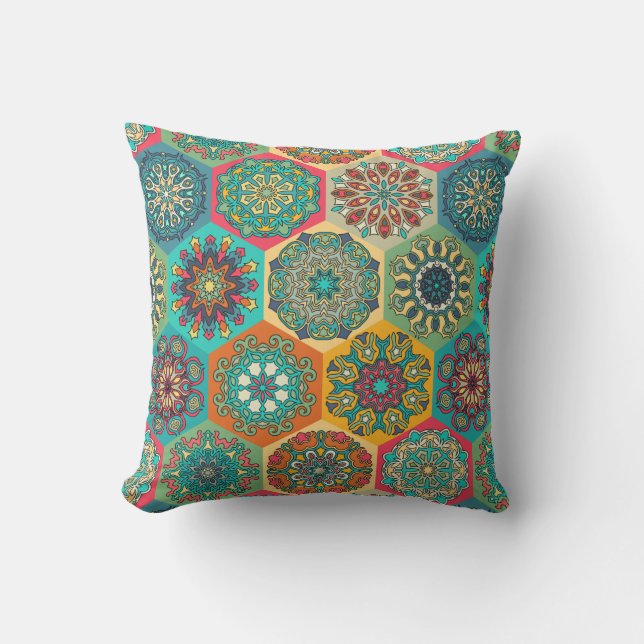 Vintages Patchwork mit Blumenmandalelementen Kissen Für Draußen (Vorderseite)