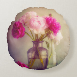 Vintages Peony Bouquet in Glass Vases Rundes Kissen