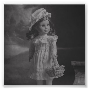 Vintages Puppensortrait - Rebecca mit Blume Fotodruck