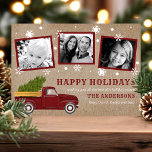 Vintages Red Truck Weihnachtsbaum Snow Retro Foto Feiertagskarte<br><div class="desc">Vintage Red Truck Weihnachtsbaum Snow Retro Foto Urlaubskarte. Dieses Design zeichnet sich durch einen Vintagen roten LKW im Stil der 50er Jahre aus, der mit einem wunderschönen Weihnachtsbaum im Hintergrund ausgestattet ist. Verbunden mit einem schönen Hintergrund aus Kraftpapier vorne, verstärkt durch fallende Schneeflocken. Die Rückseite ist mit einem rustikalen Büffel...</div>